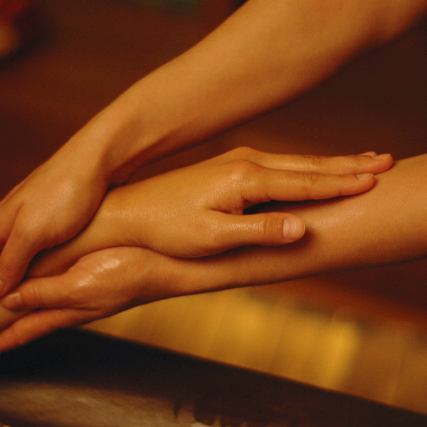 Świece do masażu z afrodyzjakami: odkryj intensywne doznania i sekrety przyjemności