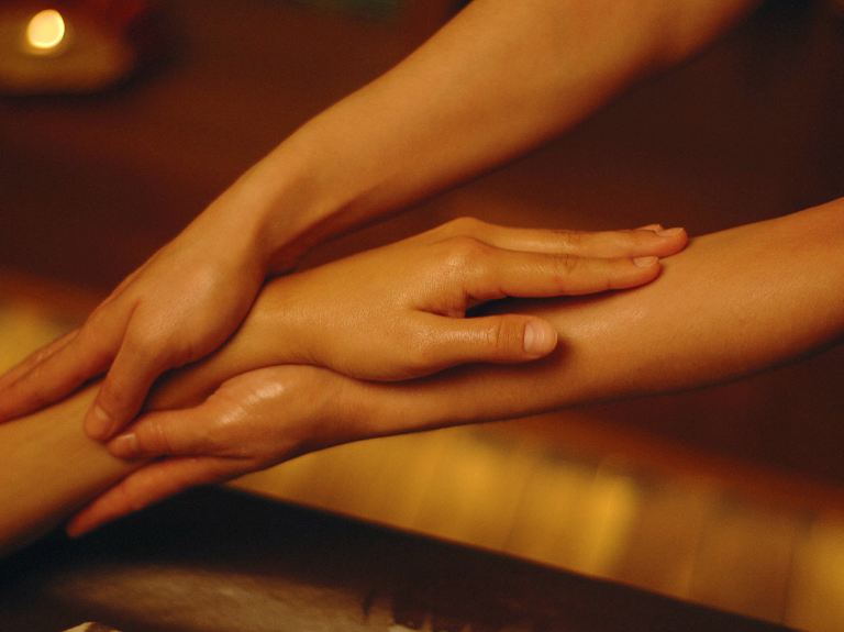 Świece do masażu z afrodyzjakami: odkryj intensywne doznania i sekrety przyjemności