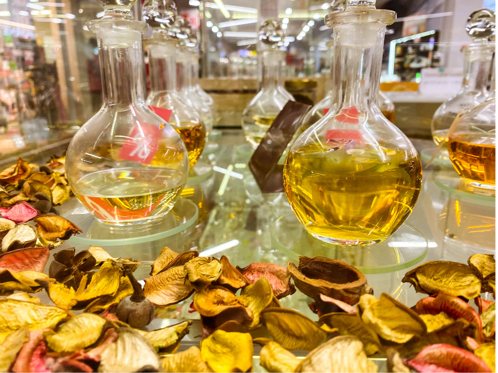 Nuta głowy, serca, bazy – jak wykorzystać piramidę zapachową podczas wybierania perfum?